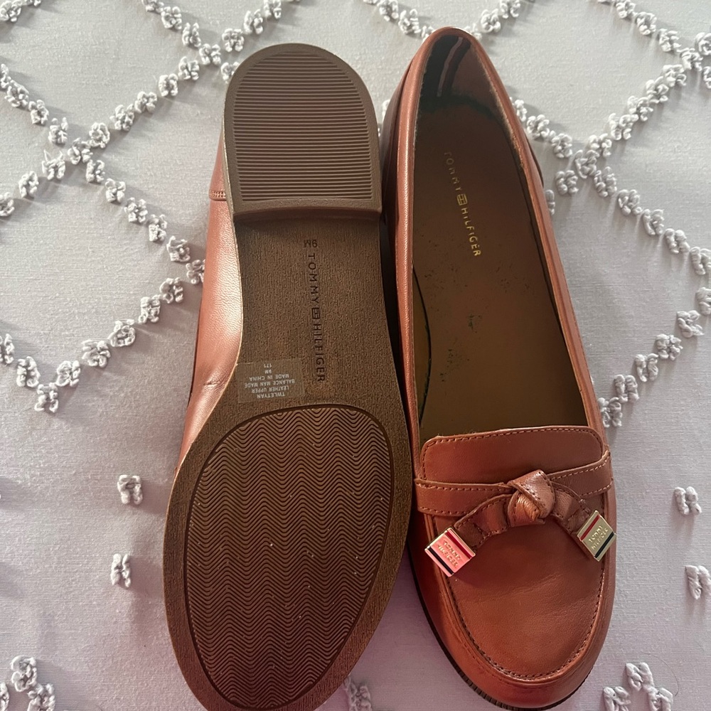 Tommy Hilfiger Women's Tan Leather Bow Loafers